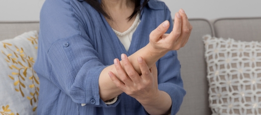 首の痛みと手のしびれイメージ01